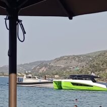 Αχαΐα: Απομακρύνθηκε σκάφος που μπήκε σε ζώνη λουομένων παραλίας προκαλώντας πανικό ΦΩΤΟ 2 Σκάνδαλο με σκάφος που μπήκε σε ζωνη λουομένων