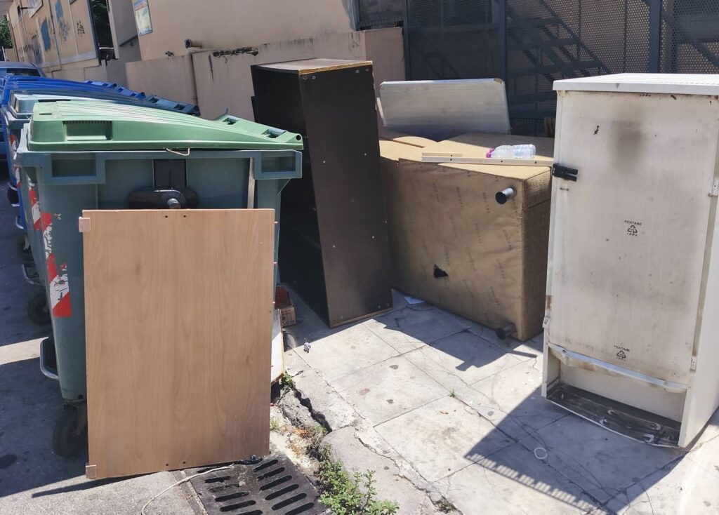 Πάτρα: Ενταση για ανακαίνιση ασυνείδητου με μπάζα του σπιτιού του σε πεζοδρόμιο ΦΩΤΟ