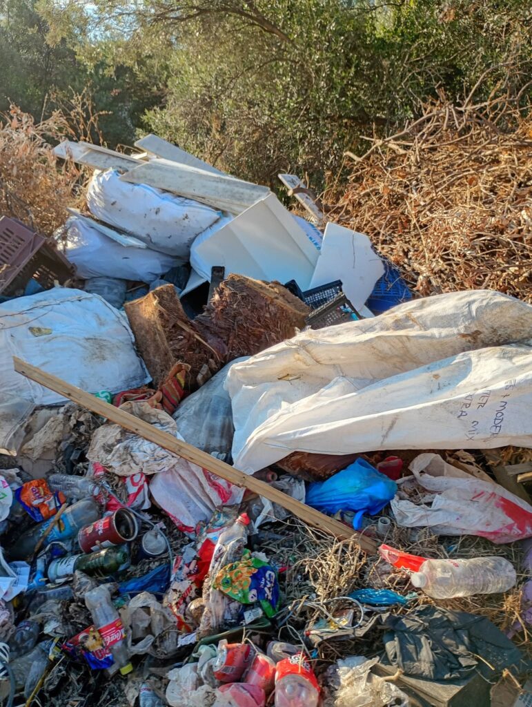 Βραχνέικα: «Απίστευτη» παράνομη χωματερή δίπλα σε σπίτια ΒΙΝΤΕΟ-ΦΩΤΟ