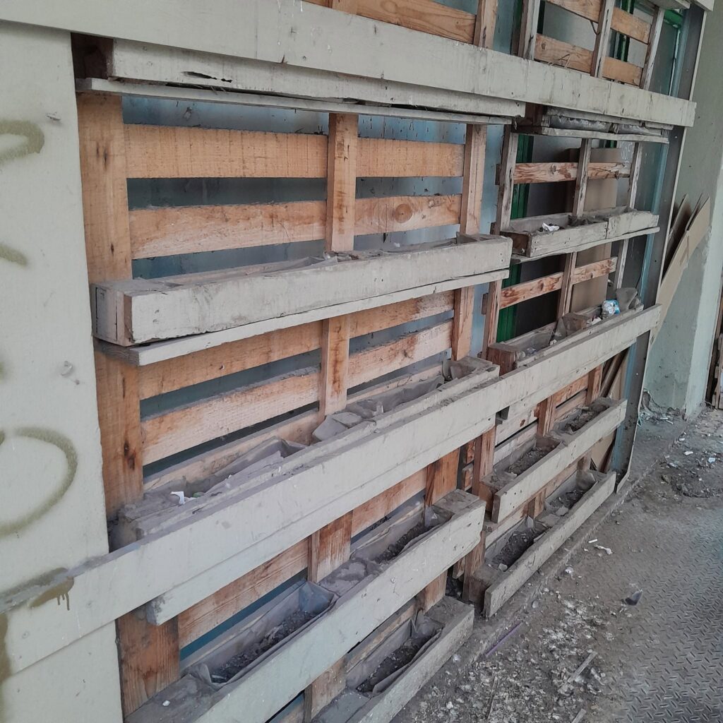 Πάτρα: Κλειστό κατάστημα, μικρή «χωματερή» δίπλα σε κεντρικό ξενοδοχείο ΦΩΤΟ