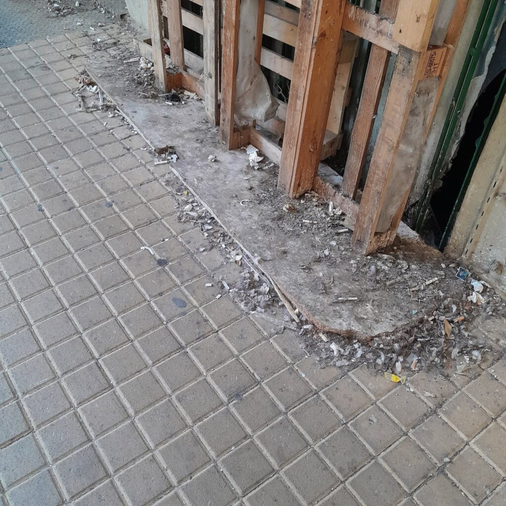 Πάτρα: Κλειστό κατάστημα, μικρή «χωματερή» δίπλα σε κεντρικό ξενοδοχείο ΦΩΤΟ