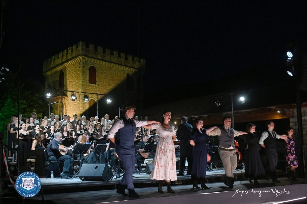 Η συναυλία «Ρεμπέτικες καντάδες» της «Πολυφωνικής» Πατρών, με πάνω από 1.500 ατομα ΦΩΤΟ πολιτών