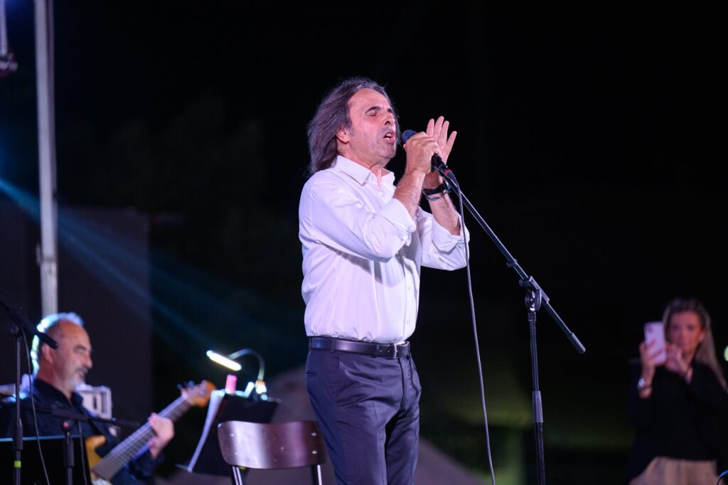 Ο Βασίλης Λέκκας σε μια βραδιά γεμάτη φως, στην Πάτρα ΒΙΝΤΕΟ-ΦΩΤΟ