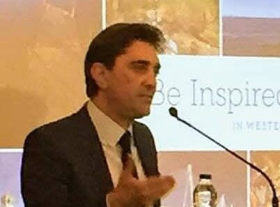 «Βασικά δικαιώματα αμφισβητούνται» 12 Άνδρας με κοστούμι μιλάει σε μικρόφωνο σε συνέδριο, με φόντο οθόνη …