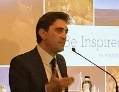 «Βασικά δικαιώματα αμφισβητούνται» 1 Άνδρας με κοστούμι μιλάει σε μικρόφωνο σε συνέδριο, με φόντο οθόνη …