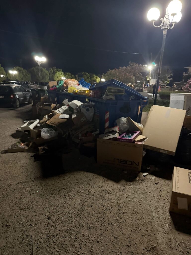 Αχαΐα: Αδιανόητες εικόνες σε τουριστικό θέρετρο, με «μίνι χωματερή» δίπλα στην παραλία ΦΩΤΟ