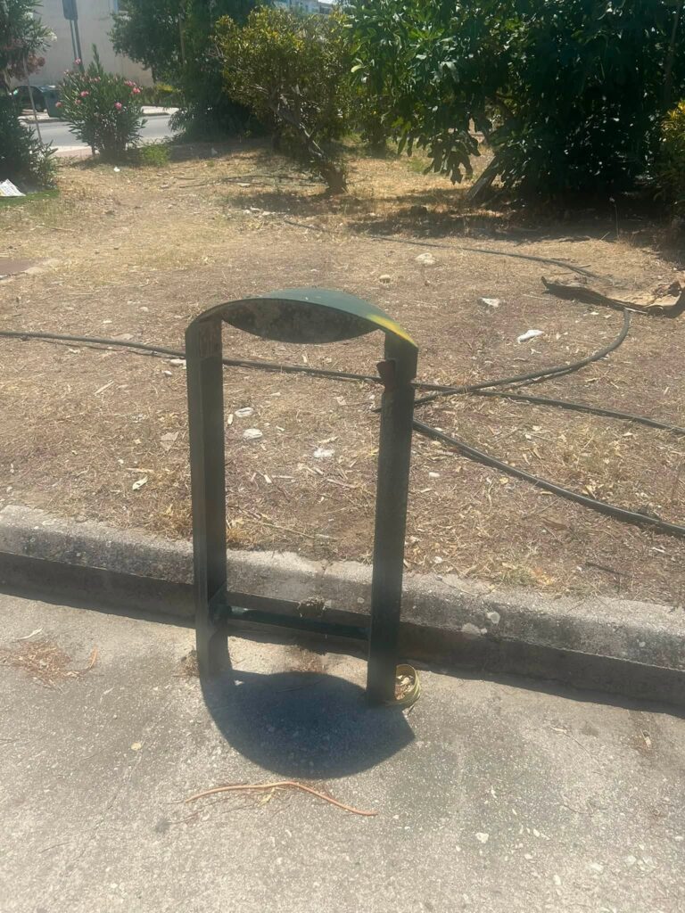 Τερψιθέα: Σπασμένα μπεκ, διαλυμένες σωληνώσεις και εγκατάλειψη στο παραλιακό πάρκινγκ ΦΩΤΟ 5 Τερψιθέα: Σπασμένα μπεκ, διαλυμένες σωληνώσεις και εγκατάλειψη στο παραλιακό πάρκινγκ ΦΩΤΟ