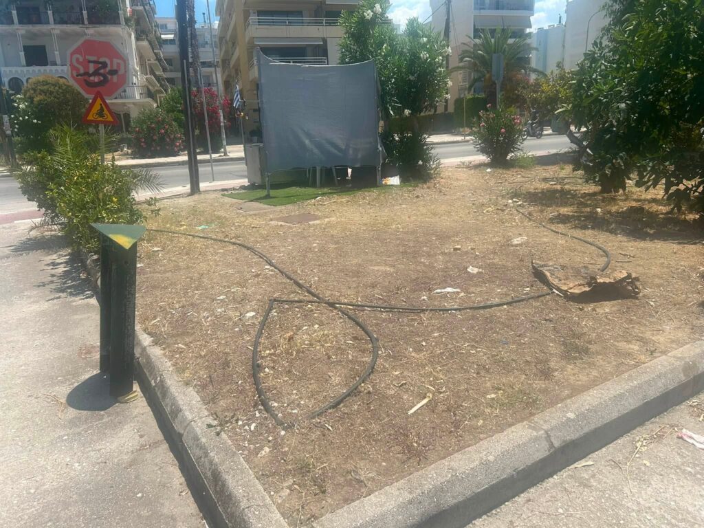 Τερψιθέα: Σπασμένα μπεκ, διαλυμένες σωληνώσεις και εγκατάλειψη στο παραλιακό πάρκινγκ ΦΩΤΟ 7 Τερψιθέα: Σπασμένα μπεκ, διαλυμένες σωληνώσεις και εγκατάλειψη στο παραλιακό πάρκινγκ ΦΩΤΟ