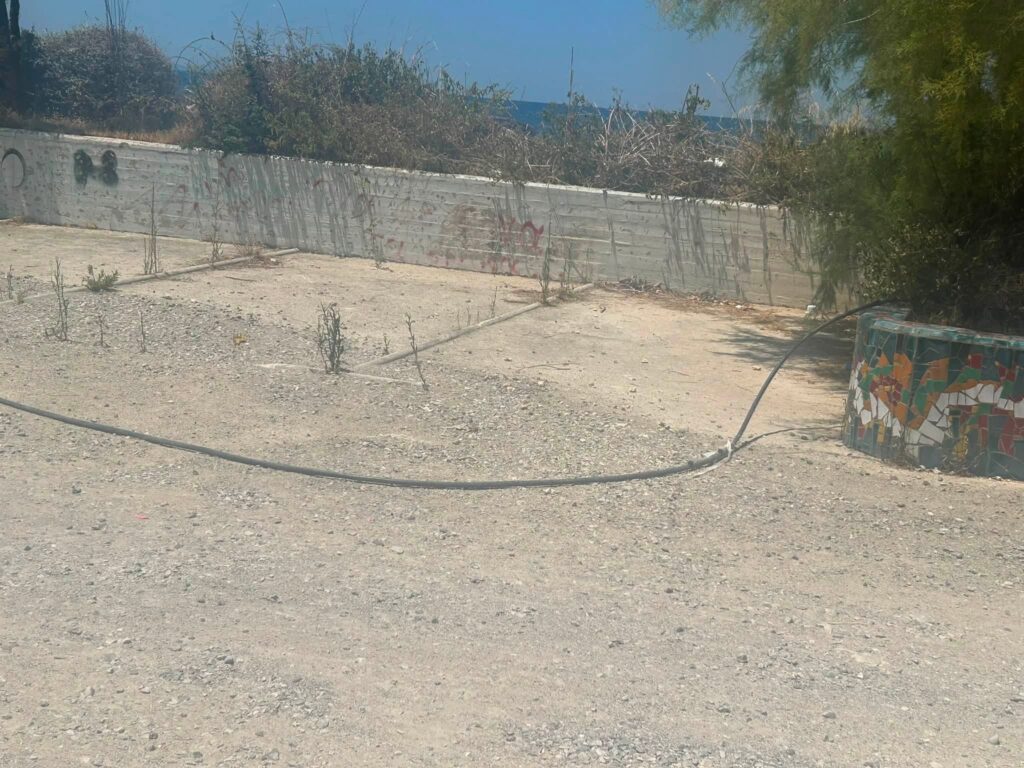 Τερψιθέα: Σπασμένα μπεκ, διαλυμένες σωληνώσεις και εγκατάλειψη στο παραλιακό πάρκινγκ ΦΩΤΟ 6 Τερψιθέα: Σπασμένα μπεκ, διαλυμένες σωληνώσεις και εγκατάλειψη στο παραλιακό πάρκινγκ ΦΩΤΟ