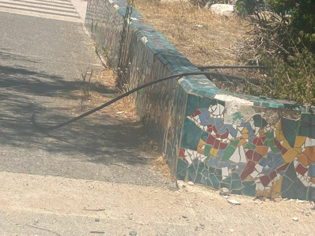 Τερψιθέα: Σπασμένα μπεκ, διαλυμένες σωληνώσεις και εγκατάλειψη στο παραλιακό πάρκινγκ ΦΩΤΟ