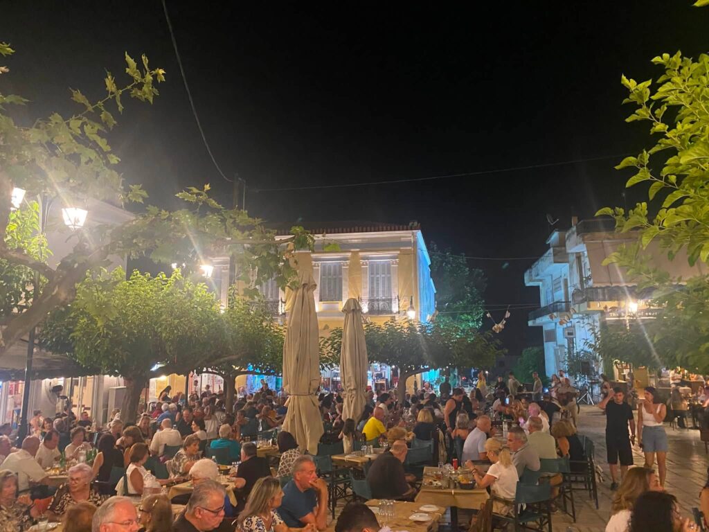 Καλοκαιρινή βραδιά στην Ακράτα με τον Γιάννη Καραμάνο ΒΙΝΤΕΟ-ΦΩΤΟ