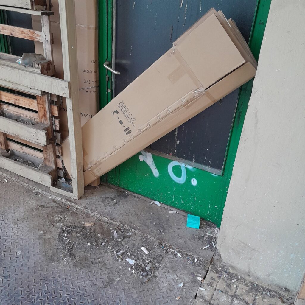 Πάτρα: Κλειστό κατάστημα, μικρή «χωματερή» δίπλα σε κεντρικό ξενοδοχείο ΦΩΤΟ