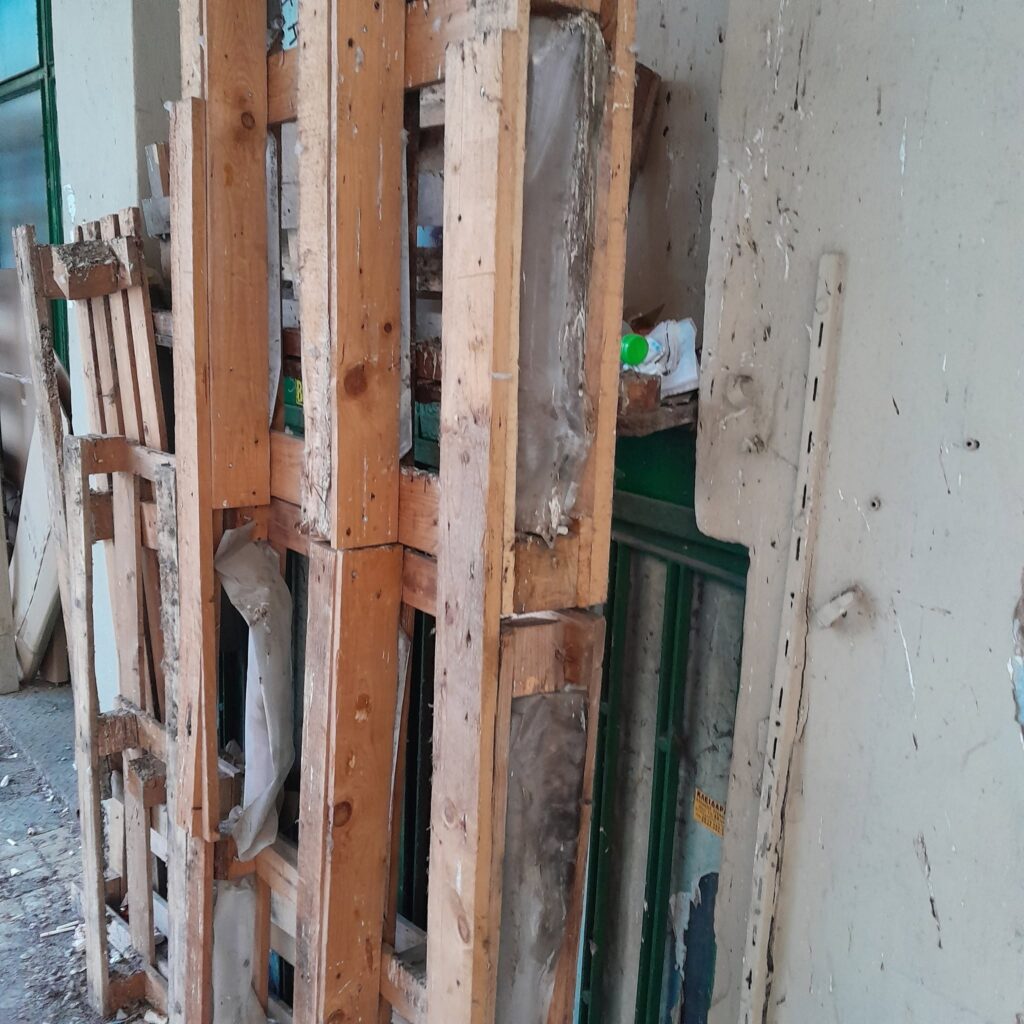 Πάτρα: Κλειστό κατάστημα, μικρή «χωματερή» δίπλα σε κεντρικό ξενοδοχείο ΦΩΤΟ