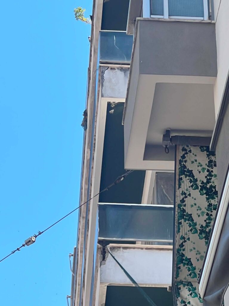 Πάτρα: Κίνδυνος αποκόλλησης σοβά σε πολυκατοικία του κέντρου ΦΩΤΟ