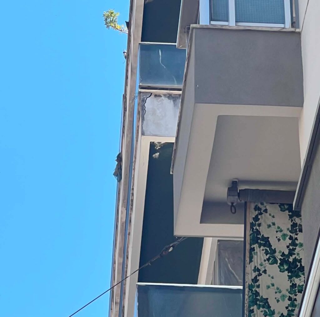 Πάτρα: Κίνδυνος από αποκόλληση σοβά σε μπαλκόνι πολυκατοικίας στο κέντρο της πόλης ΦΩΤΟ