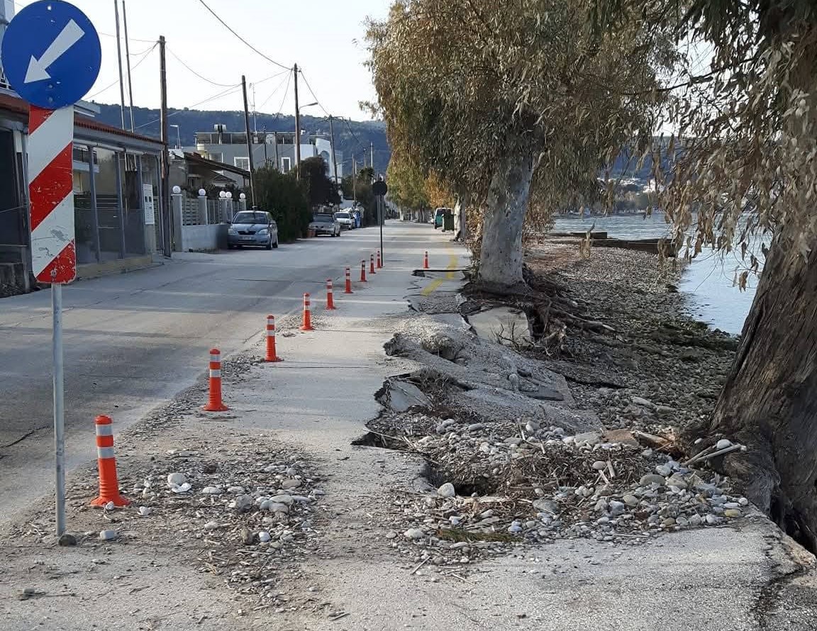 Τσουκαλέικα: «Θα μας κάψουν σαν τα ποντίκια» – Έκκληση εισαγγελικής παρέμβασης για Γέφυρα ΦΩΤΟ 3 Κατεστραμμένος παραλιακός δρόμος με διάβρωση, εκτεθειμένες ρίζες …