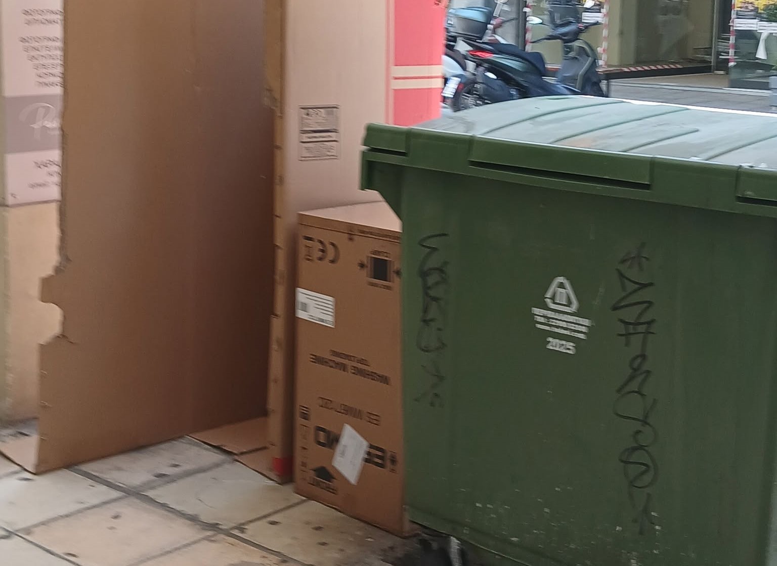 Πάτρα: Κούτες «βουνό» δίπλα σε κάδους σκουπιδιών από κατάστημα ΦΩΤΟ 1 Πάτρα: Κούτες «βουνό» δίπλα σε κάδους σκουπιδιών από κατάστημα ΦΩΤΟ