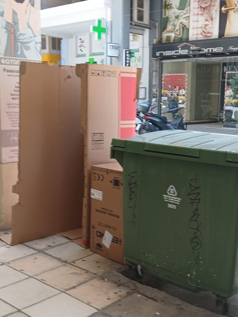 Πάτρα: Κούτες «βουνό» δίπλα σε κάδους σκουπιδιών από κατάστημα ΦΩΤΟ
