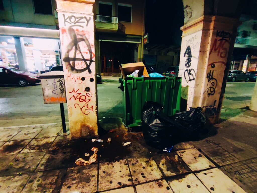 Πάτρα: Φωτιές σε κάδους που «πνίγονται» στα σκουπίδια ΦΩΤΟ 5 Πάτρα: Φωτιές σε κάδους που «πνίγονται» στα σκουπίδια ΦΩΤΟ