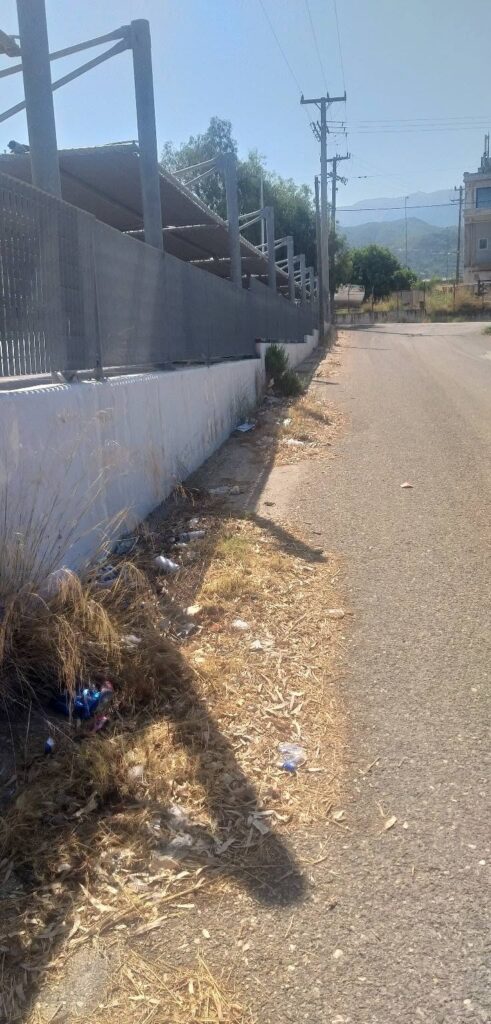 Ακταίο: Σπασμένοι κάδοι και σκουπίδια προκαλούν έντονες διαμαρτυρίες ΦΩΤΟ