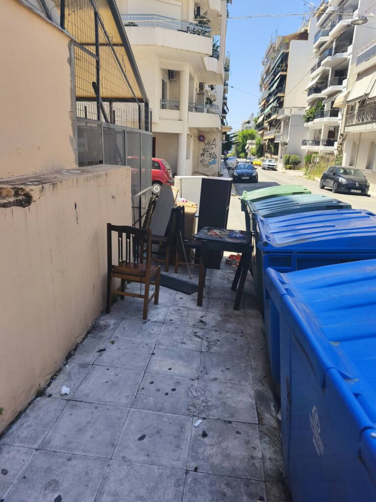 Πάτρα: Ενταση για ανακαίνιση ασυνείδητου με μπάζα του σπιτιού του σε πεζοδρόμιο ΦΩΤΟ 7 Πάτρα: Ενταση για ανακαίνιση ασυνείδητου με μπάζα του σπιτιού του σε πεζοδρόμιο ΦΩΤΟ