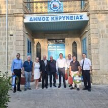Ο Τάκης Βασιλείου στην Κύπρο για τις εκδηλώσεις μνήμης στην Κερύνεια ΦΩΤΟ 1 Ο Τάκης Βασιλείου και αντιπροσωπεία μπροστά στο κτίριο του Δήμου Κ…