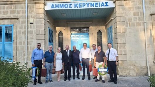 Ο Τάκης Βασιλείου και αντιπροσωπεία μπροστά στο κτίριο του Δήμου Κ…