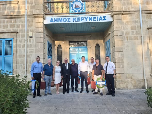 Ο Τάκης Βασιλείου και αντιπροσωπεία μπροστά στο κτίριο του Δήμου Κ…