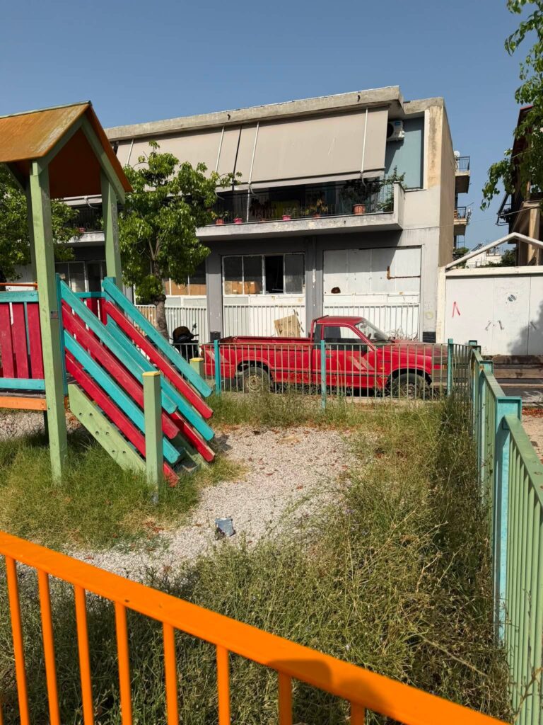 Πάτρα: Δυσοσμία, χόρτα και παραμέληση σε Πλατεία του Πράτσικα ΦΩΤΟ
