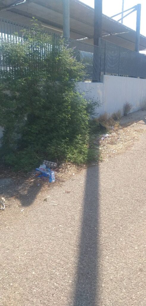 Ακταίο: Σπασμένοι κάδοι και σκουπίδια προκαλούν έντονες διαμαρτυρίες ΦΩΤΟ