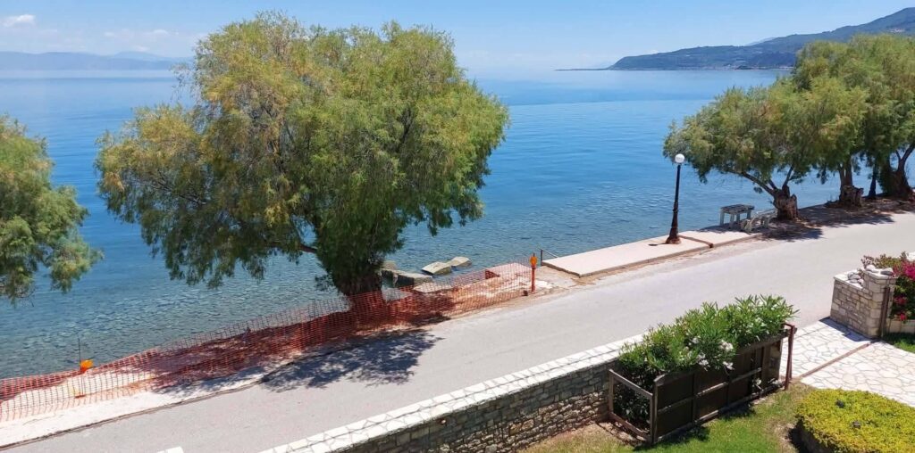 Διακοπτό: Διαβρωμένος παραλιακός δρόμος για 20 χρόνια με τσιμεντένιες σκάλες πλέον στο νερό ΦΩΤΟ 8 Διακοπτό: Διαβρωμένος παραλιακός δρόμος για 20 χρόνια με τσιμεντένιες σκάλες πλέον στο νερό ΦΩΤΟ