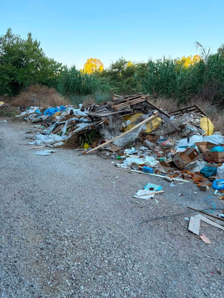 Ερύμανθος: Καθαρίστηκε από παράνομη εναπόθεση υλικών ο δρόμος δίπλα στη Εθνική Οδό ΦΩΤΟ