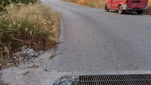 Αίγιο: Δρόμος «σκοτώστρα» για οδηγούς με επικίνδυνη τρύπα εδώ και ένα μήνα ΦΩΤΟ