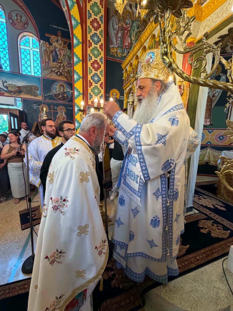 Στον ναό της Γουμένισσας Καλαβρύτων ο Μητροπολίτης Σταγών και Μετεώρων Θεόκλητος ΦΩΤΟ