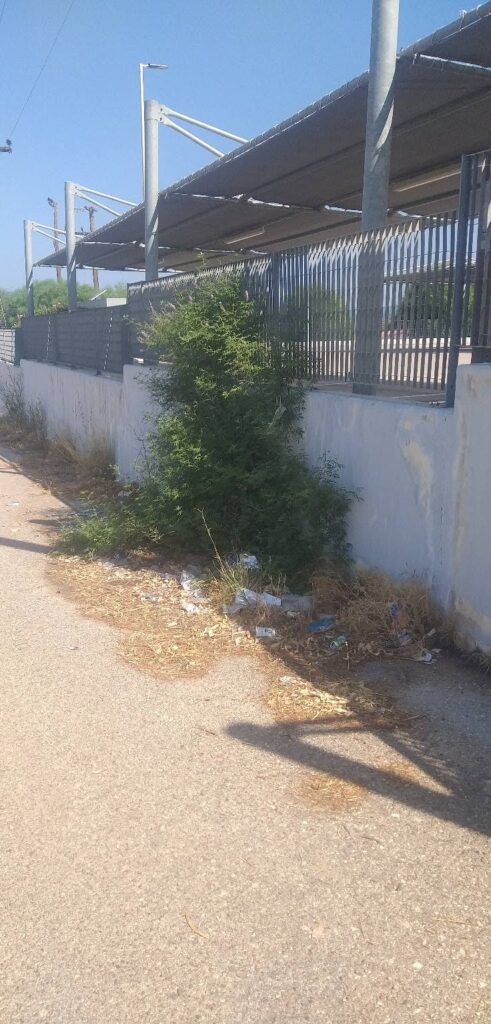 Ακταίο: Σπασμένοι κάδοι και σκουπίδια προκαλούν έντονες διαμαρτυρίες ΦΩΤΟ