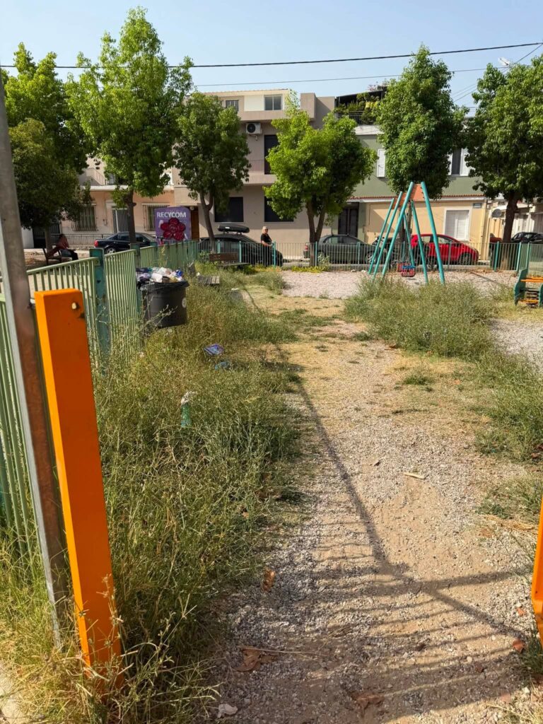 Πάτρα: Δυσοσμία, χόρτα και παραμέληση σε Πλατεία του Πράτσικα ΦΩΤΟ