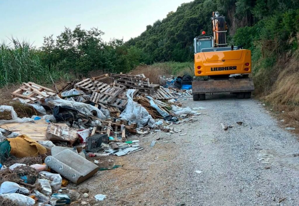 Ερύμανθος: Καθαρίστηκε από παράνομη εναπόθεση υλικών ο δρόμος δίπλα στη Εθνική Οδό ΦΩΤΟ