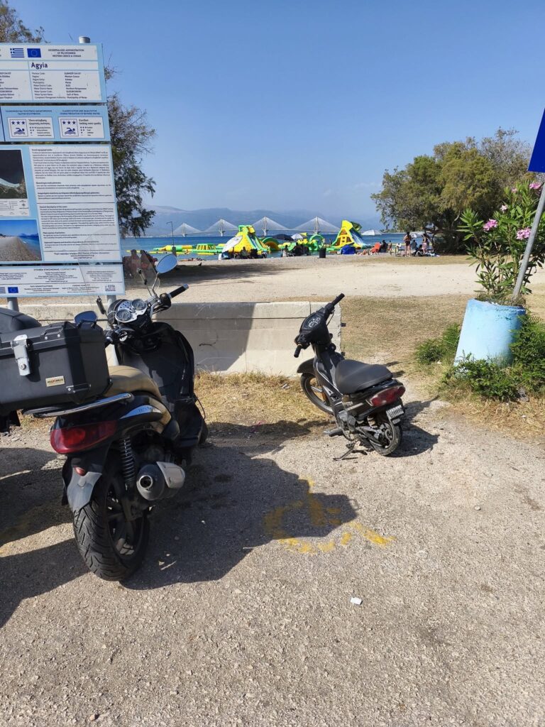 Πάτρα: Αυθαιρεσίες στις θέσεις στάθμευσης ΑμεΑ στην παραλία της Πλαζ ΦΩΤΟ