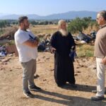 Δυτική Αχαΐα: Ο παπάς και ο πρόεδρος χωριού βγήκαν και «μάζεψαν» όγκους σκουπιδιών σε «απίστευτη» χωματερή ΦΩΤΟ