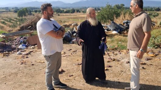 Δυτική Αχαΐα: Ο παπάς και ο πρόεδρος χωριού βγήκαν και μάζεψαν όγκους σκουπιδιών σε «απίστευτη» χωματερή ΦΩΤΟ 12 Δυτική Αχαΐα: Παππάς και πρόεδρος χωριού