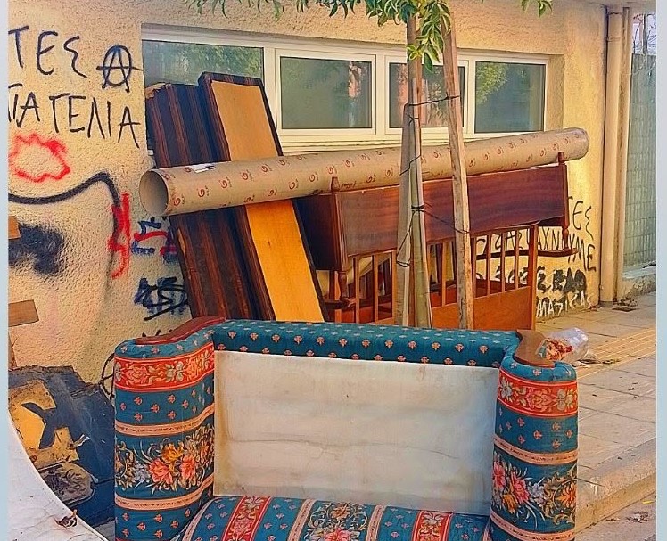 Πάτρα: «Παζάρι» έξω από το γήπεδο Προσφυγικών σε πρωτόγνωρη «χωματερή» ΦΩΤΟ