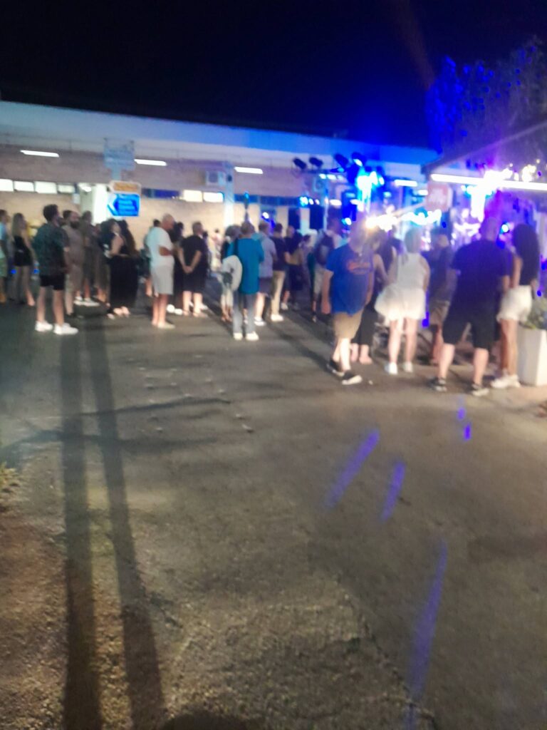 Αιγιάλεια: Επική γκάφα του δήμου που είχε ανακοινώσει συναυλία του Δήμου Αναστασιάδη και εμφανίστηκε άλλος ΦΩΤΟ