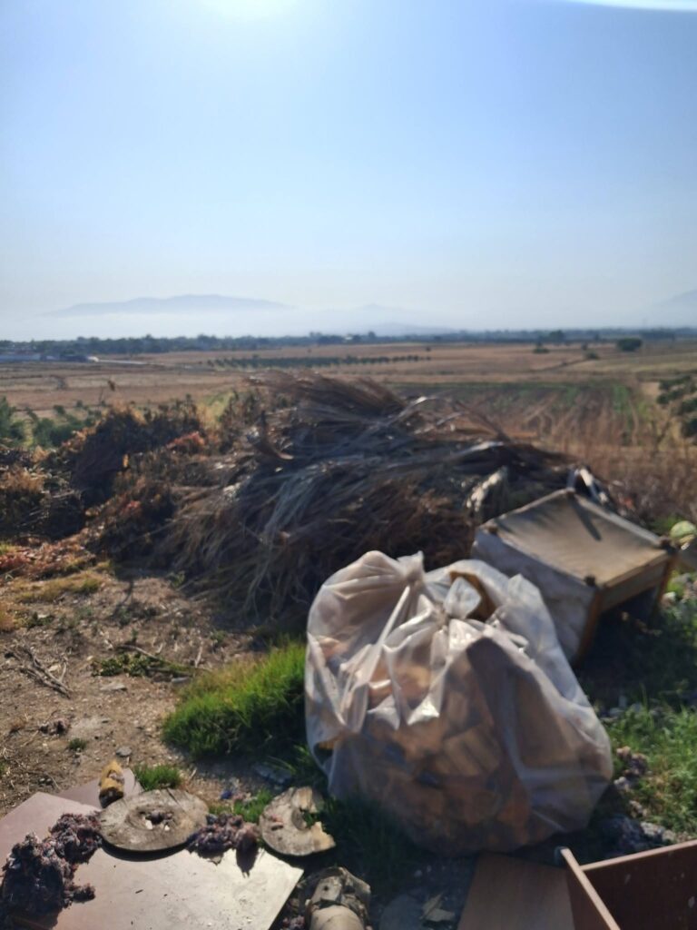 Δυτική Αχαΐα: Ο παπάς και ο πρόεδρος χωριού βγήκαν και «μάζεψαν» όγκους σκουπιδιών σε «απίστευτη» χωματερή ΦΩΤΟ