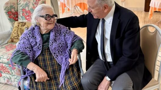 Ο βουλευτής Ηλείας Δημήτρης Αβραμόπουλος αποχαιρετά την Πυργιώτισσα Μαίρη Λίντα