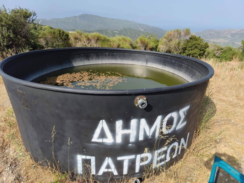 Μισογεμάτη δεξαμενή πυρόσβεσης του Δήμου Πατρέων σε ξηρό, ορεινό τ…