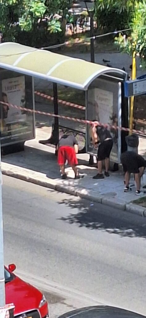 Πάτρα: «Άλλο και τούτο στην Ομόνοια» - Τρεις νεαροί έπιασαν τα πινέλα και έβαψαν τη στάση του Αστικού ΦΩΤΟ 5 Πάτρα: «Άλλο και τούτο στην Ομόνοια» - Τρεις νεαροί έπιασαν τα πινέλα και έβαψαν τη στάση του Αστικού ΦΩΤΟ