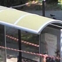 Πάτρα: «Άλλο και τούτο στην Ομόνοια» - Τρεις νεαροί έπιασαν τα πινέλα και έβαψαν τη στάση του Αστικού ΦΩΤΟ