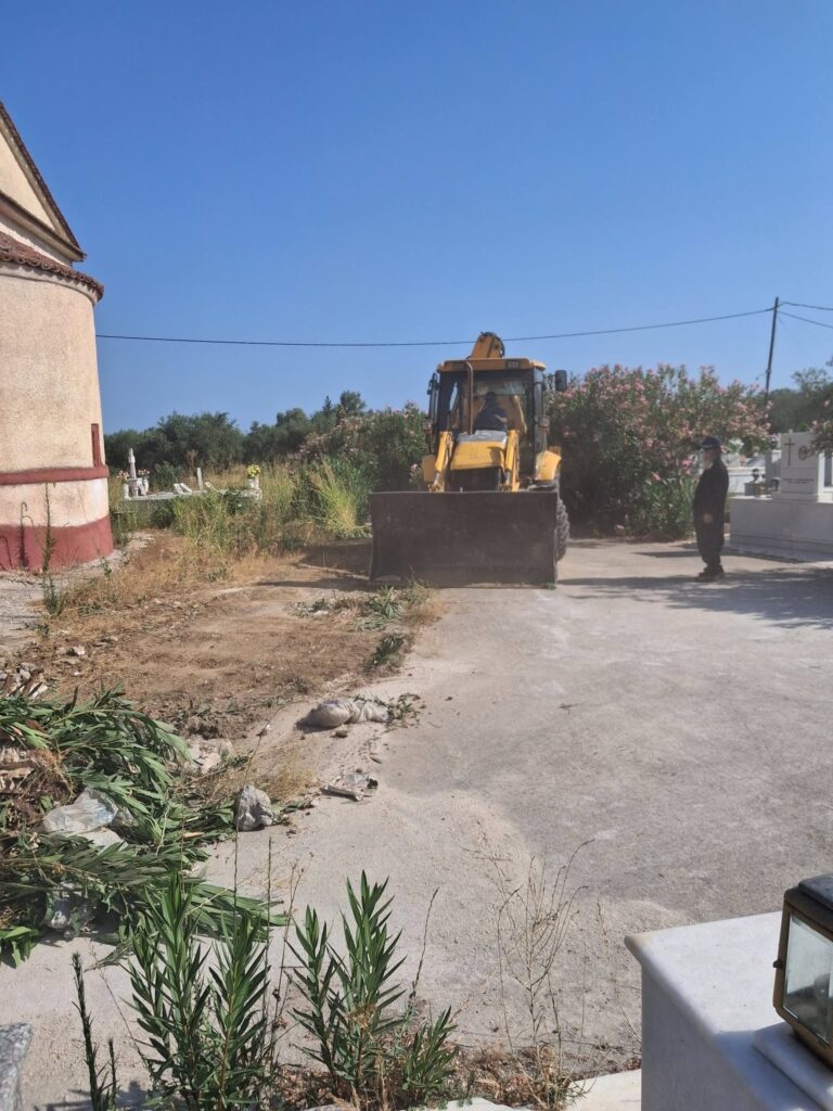 Δυτική Αχαΐα: Ο παπάς και ο πρόεδρος χωριού βγήκαν και «μάζεψαν» όγκους σκουπιδιών σε «απίστευτη» χωματερή ΦΩΤΟ