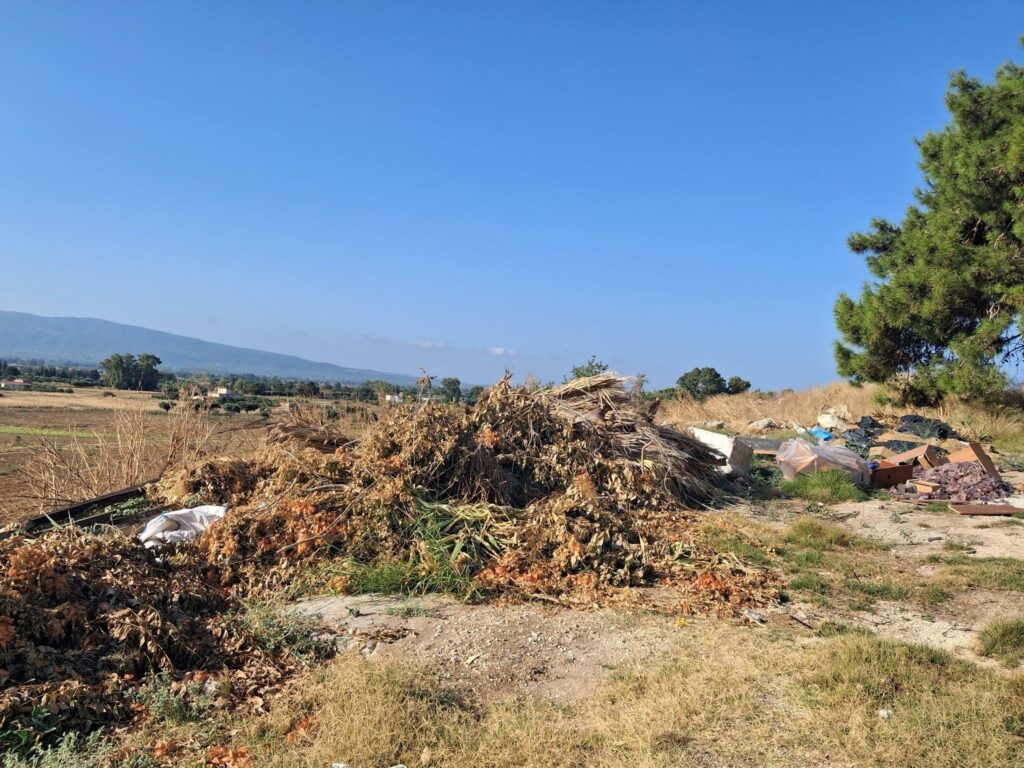 Δυτική Αχαΐα: Ο παπάς και ο πρόεδρος χωριού βγήκαν και «μάζεψαν» όγκους σκουπιδιών σε «απίστευτη» χωματερή ΦΩΤΟ