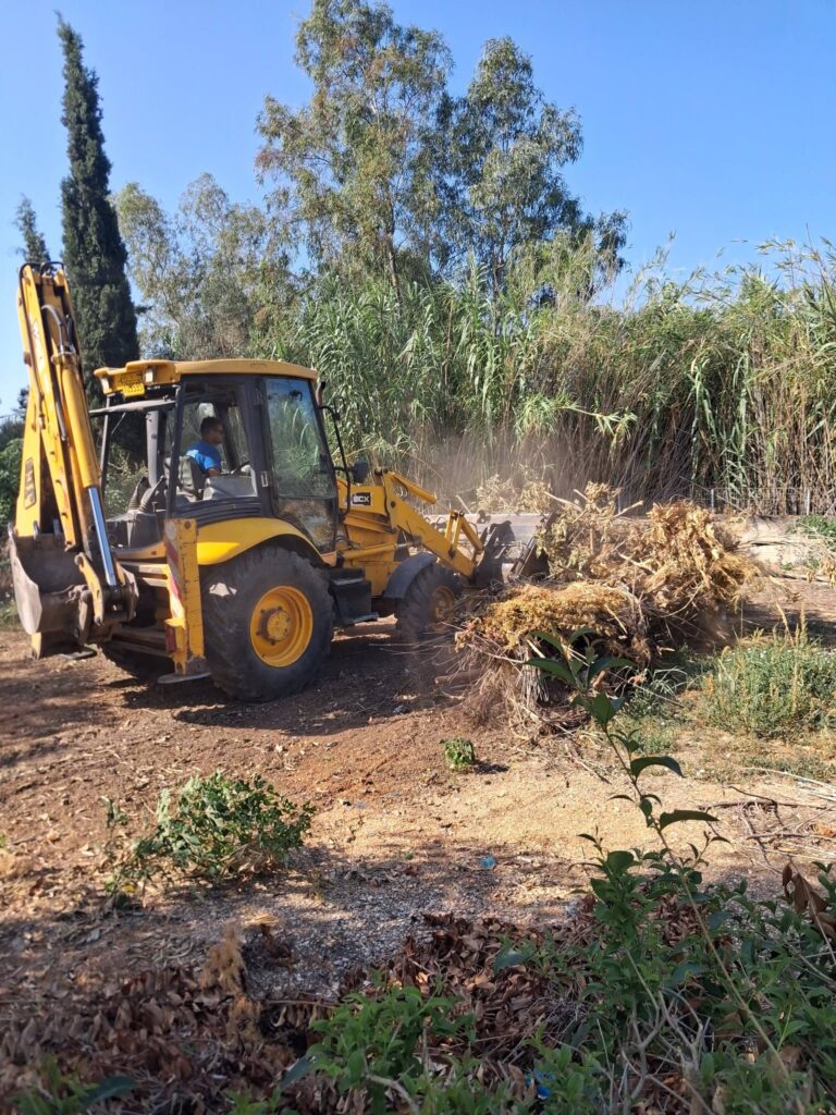 Δυτική Αχαΐα: Ο παπάς και ο πρόεδρος χωριού βγήκαν και «μάζεψαν» όγκους σκουπιδιών σε «απίστευτη» χωματερή ΦΩΤΟ